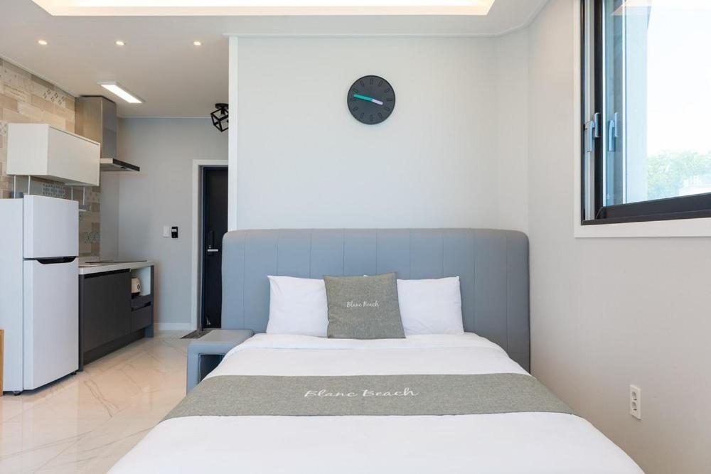 Gangneung Blanc Beach Pension Hotel Room photo