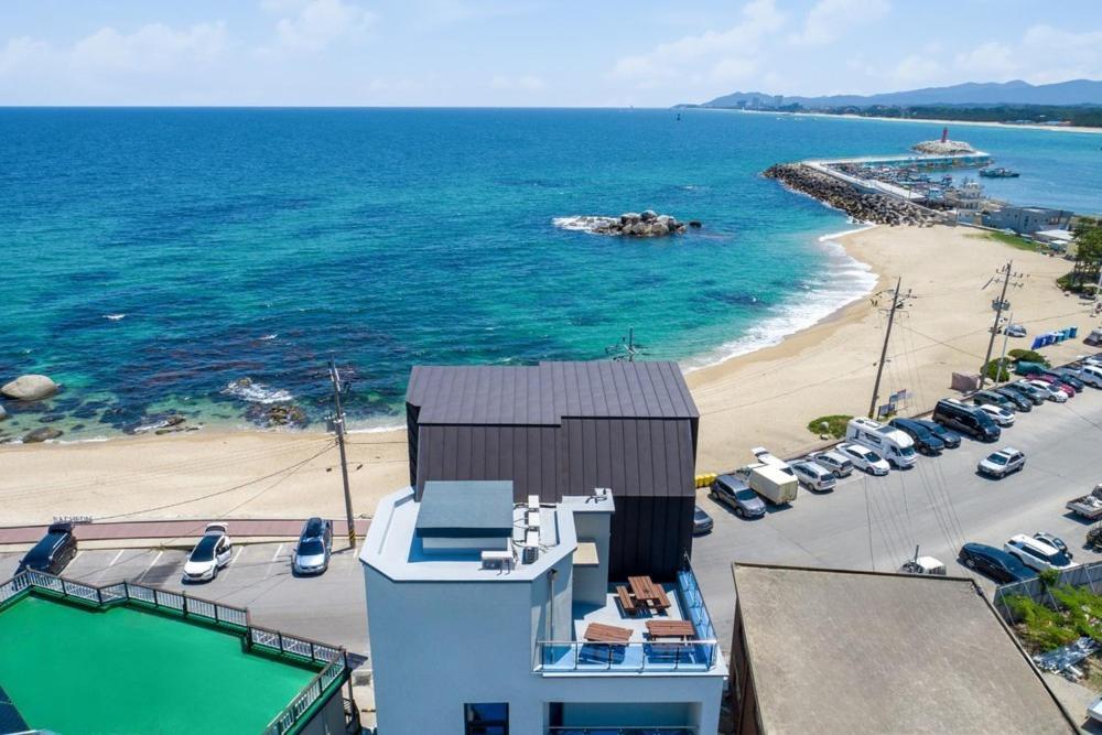 Gangneung Blanc Beach Pension Hotel Exterior photo